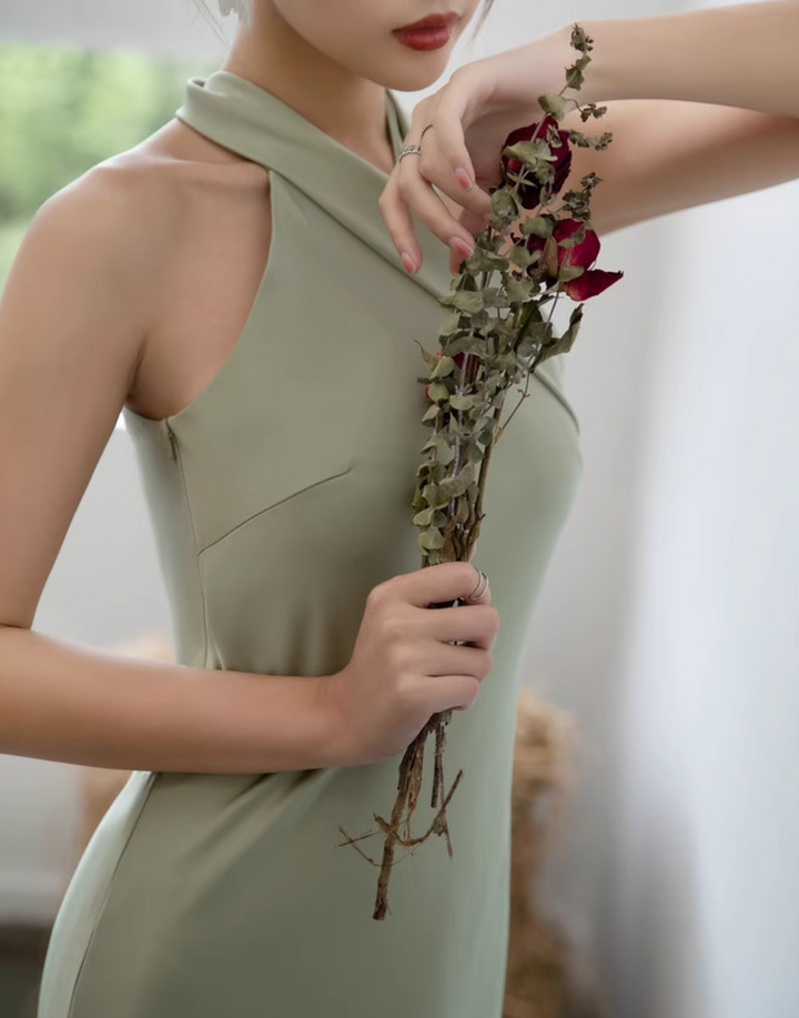 فستان حورية البحر بفتحة رقبة على شكل هالتر وحمالات متقاطعة – ساجي