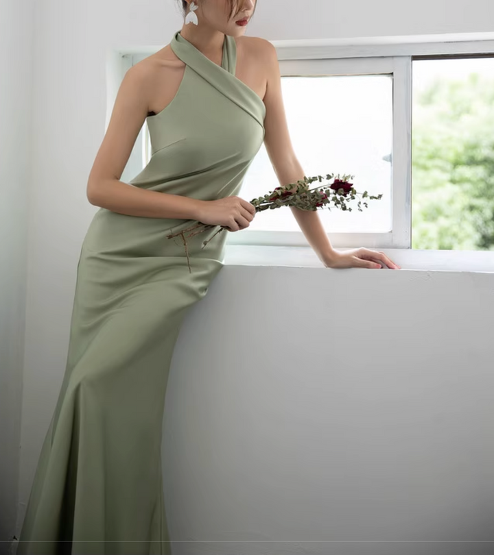 فستان حورية البحر بفتحة رقبة على شكل هالتر وحمالات متقاطعة – ساجي