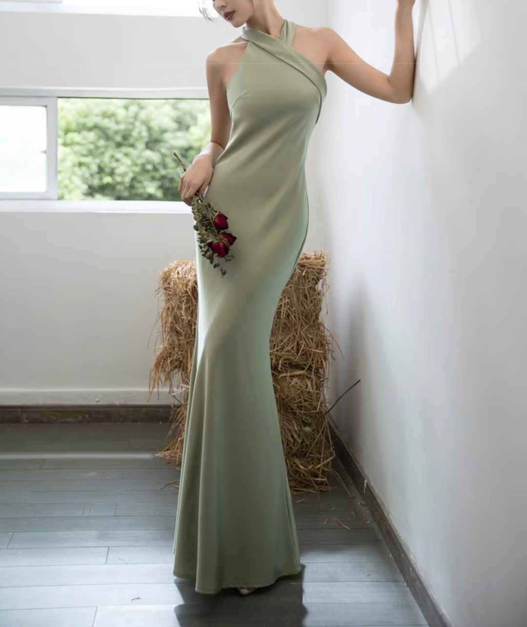 فستان حورية البحر بفتحة رقبة على شكل هالتر وحمالات متقاطعة – ساجي