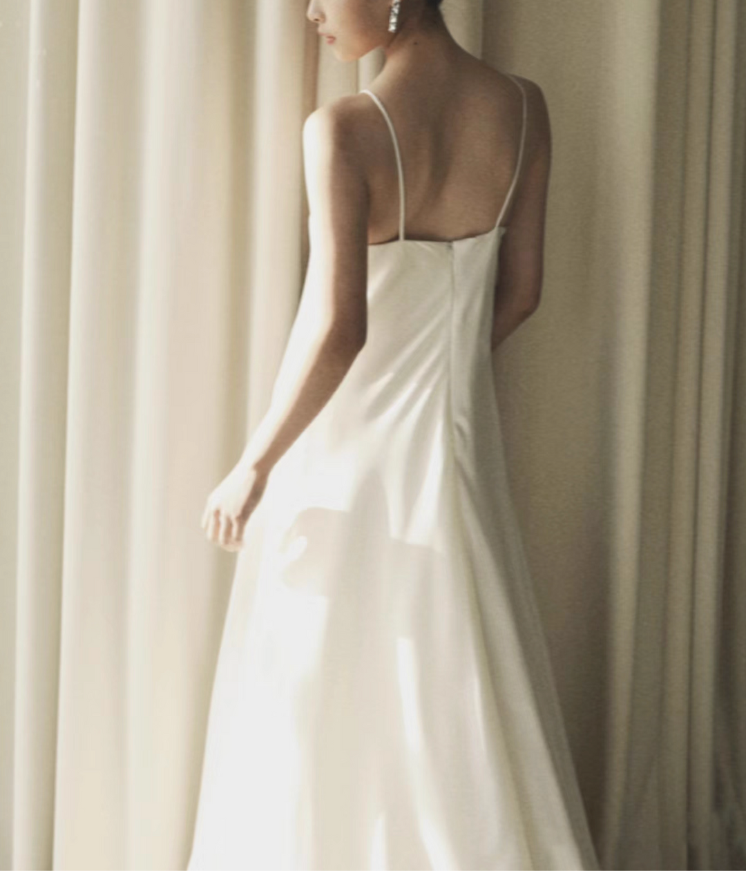 فستان ساتان بفتحة رقبة شفافة – زيلين