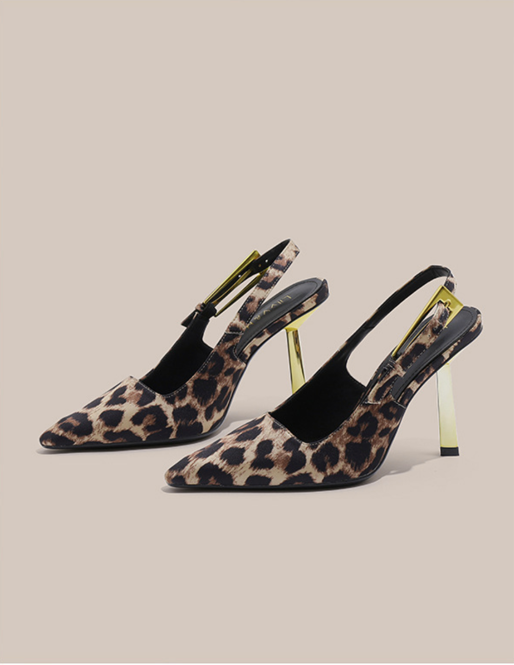 حذاء بكعب مدبب بإبزيم كريستالي – إيسمي