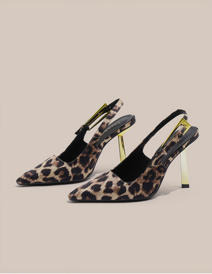 حذاء بكعب مدبب بإبزيم كريستالي – إيسمي