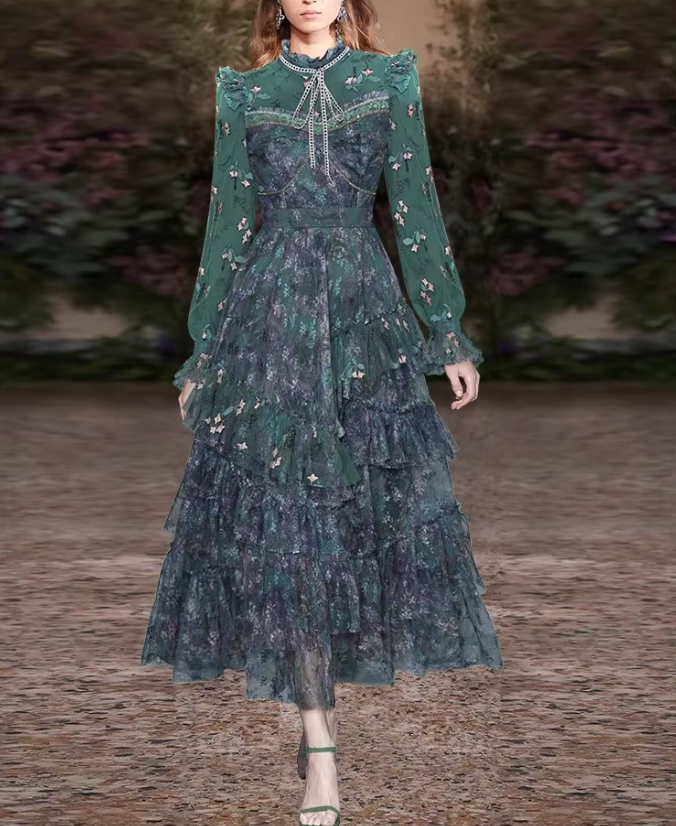 فستان شيفون مزهر متعدد الطبقات مع كشكشة وفتحة رقبة على شكل فيونكة - إيميرالد بلوم