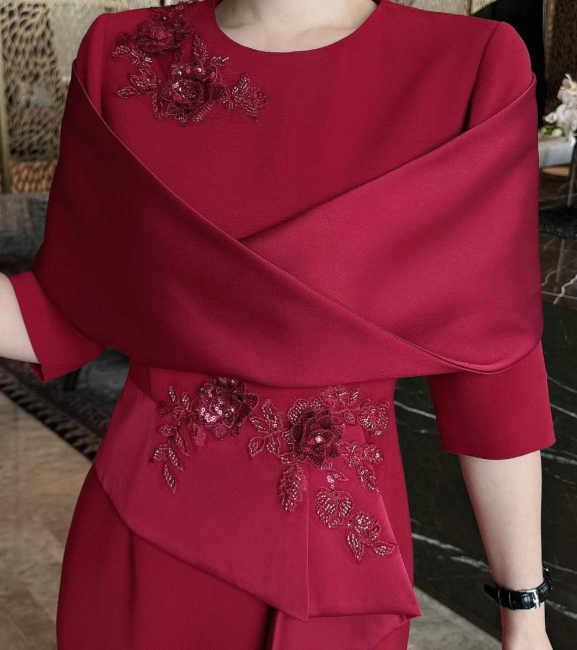 بدلة تنورة ببلوم مع حواف متباينة – نوار