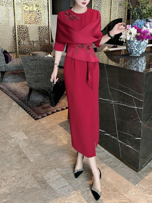 بدلة تنورة ببلوم مع حواف متباينة – نوار