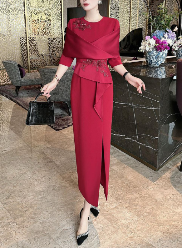 بدلة تنورة ببلوم مع حواف متباينة – نوار