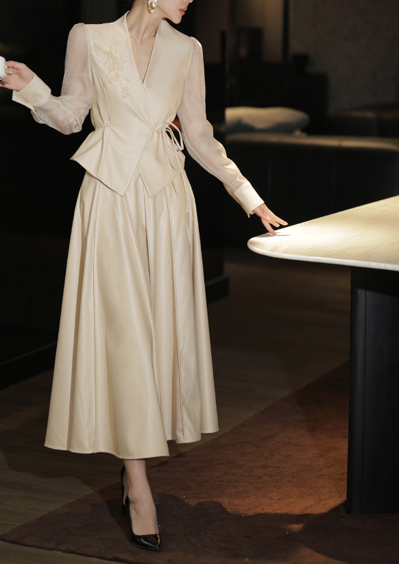 بدلة تنورة ببلوم مع حواف متباينة – نوار