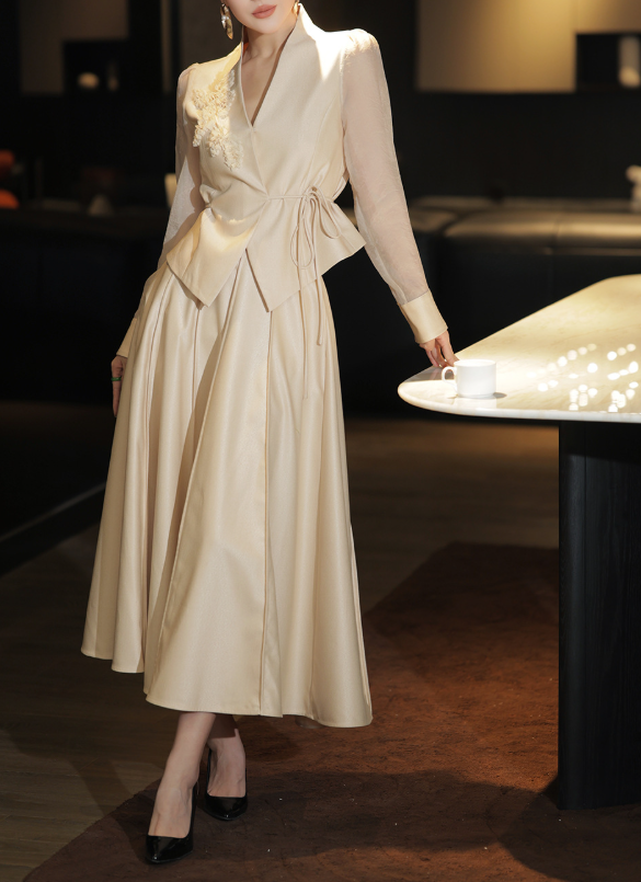 بدلة تنورة ببلوم مع حواف متباينة – نوار