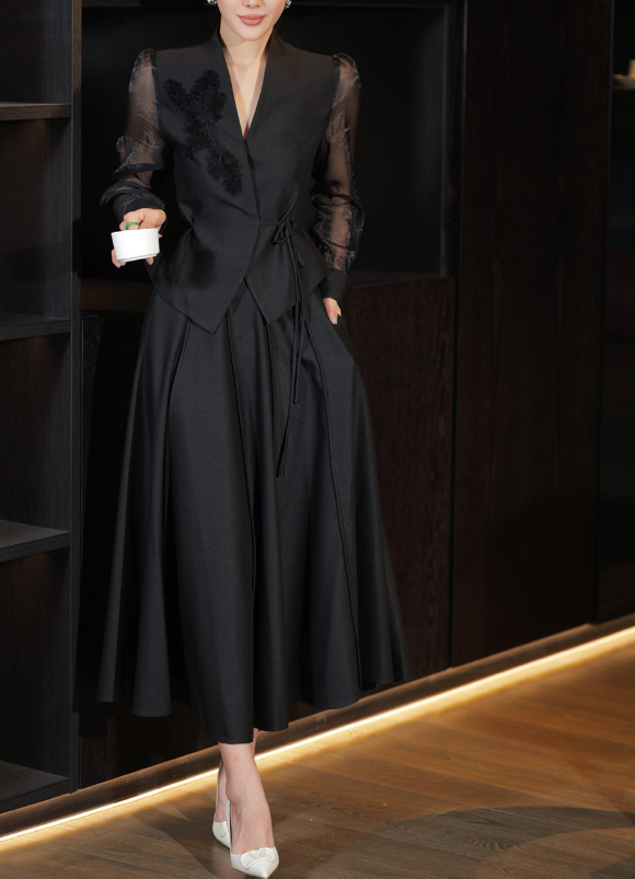 بدلة تنورة ببلوم مع حواف متباينة – نوار