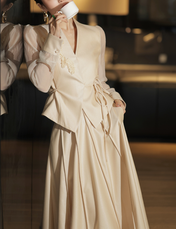 بدلة تنورة ببلوم مع حواف متباينة – نوار