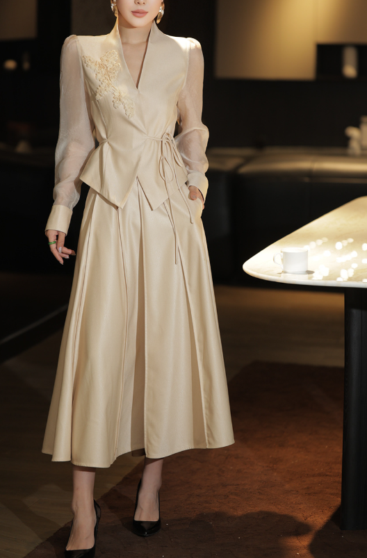 بدلة تنورة ببلوم مع حواف متباينة – نوار