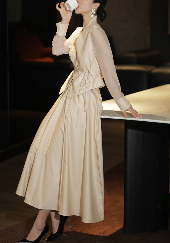 بدلة تنورة ببلوم مع حواف متباينة – نوار