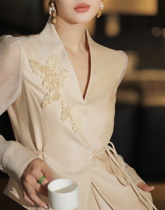 بدلة تنورة ببلوم مع حواف متباينة – نوار