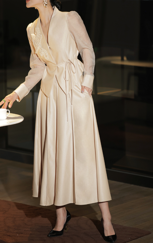 بدلة تنورة ببلوم مع حواف متباينة – نوار