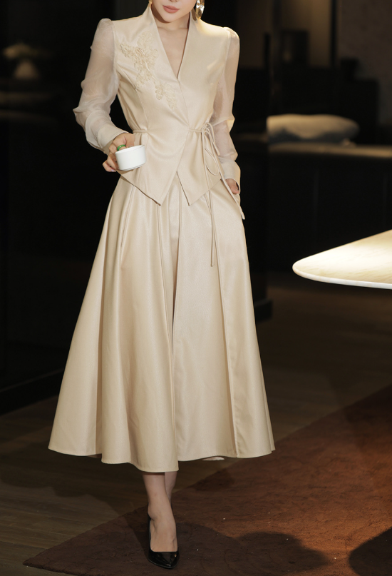 بدلة تنورة ببلوم مع حواف متباينة – نوار