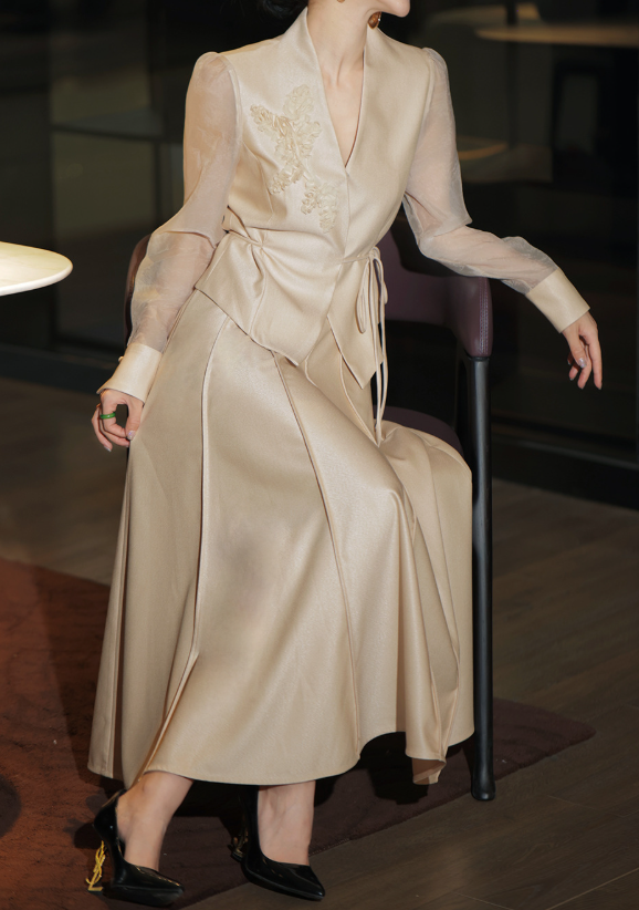 بدلة تنورة ببلوم مع حواف متباينة – نوار