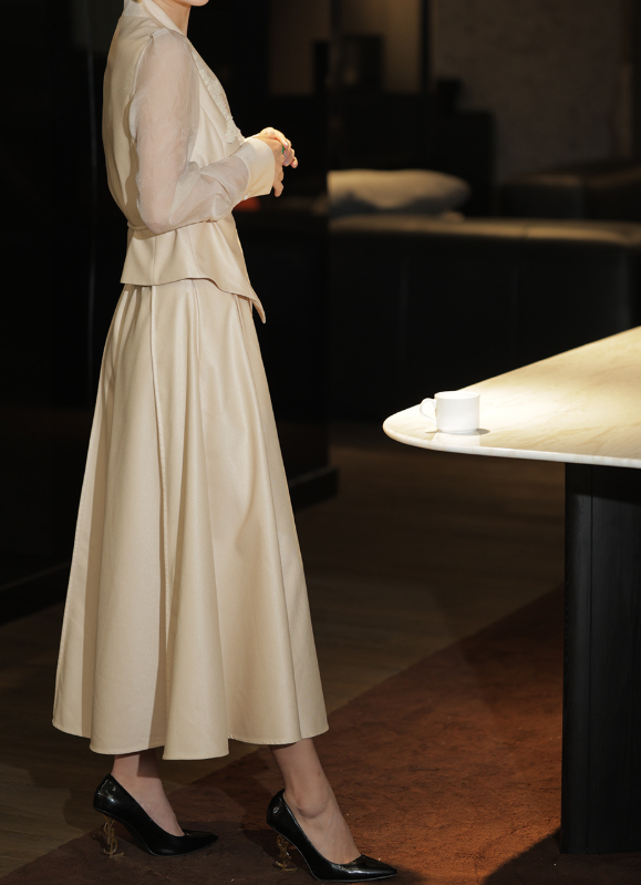 بدلة تنورة ببلوم مع حواف متباينة – نوار