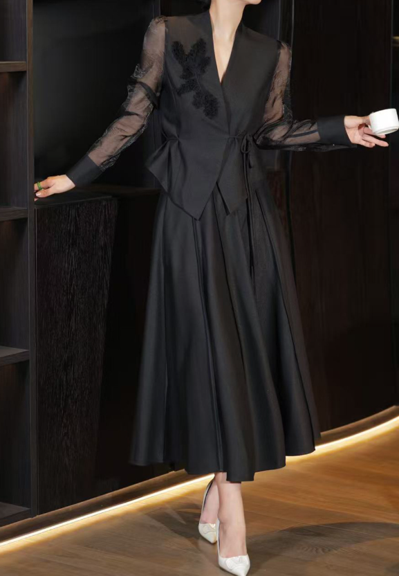 بدلة تنورة ببلوم مع حواف متباينة – نوار