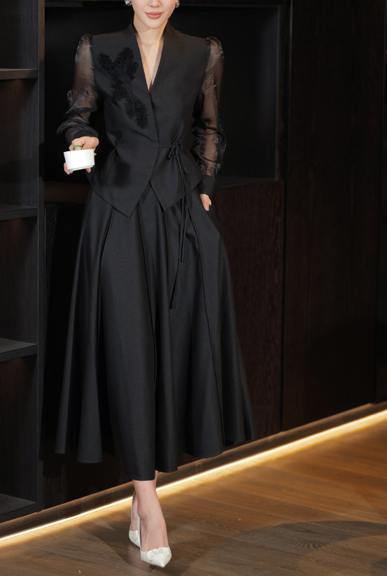 بدلة تنورة ببلوم مع حواف متباينة – نوار