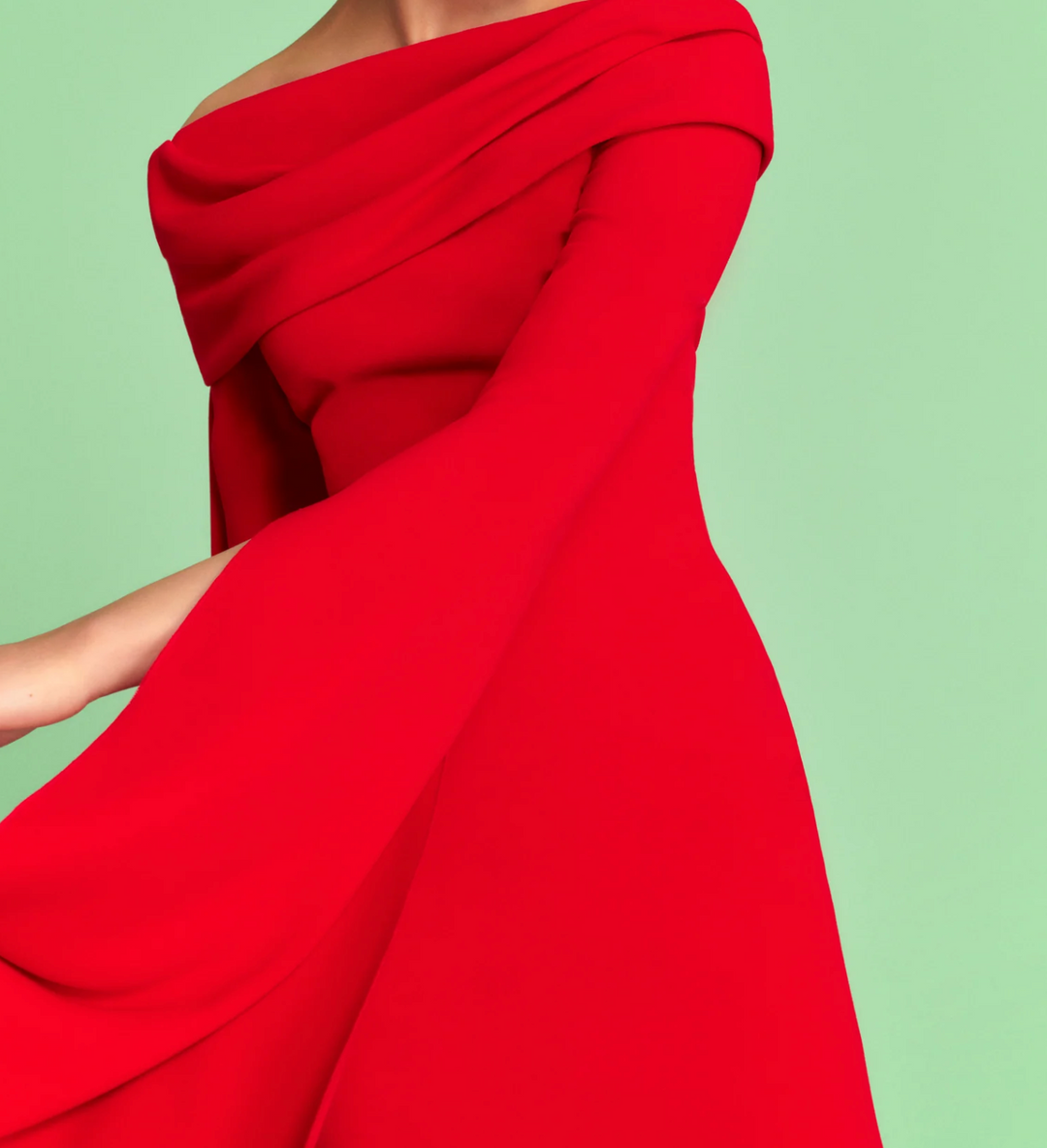 فستان عمودي مكشوف الكتفين بأكمام انسيابية – سكارليتا