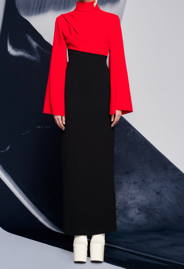 فستان عمودي ثنائي اللون برقبة عالية ومنسدلة – نوار