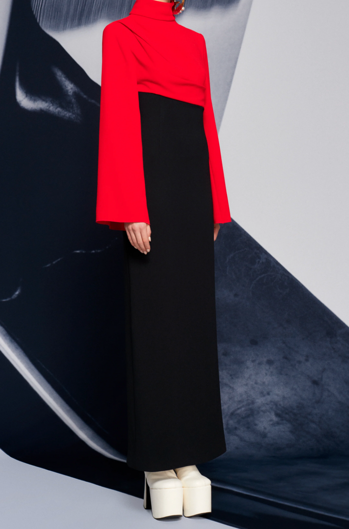 فستان عمودي ثنائي اللون برقبة عالية ومنسدلة – نوار