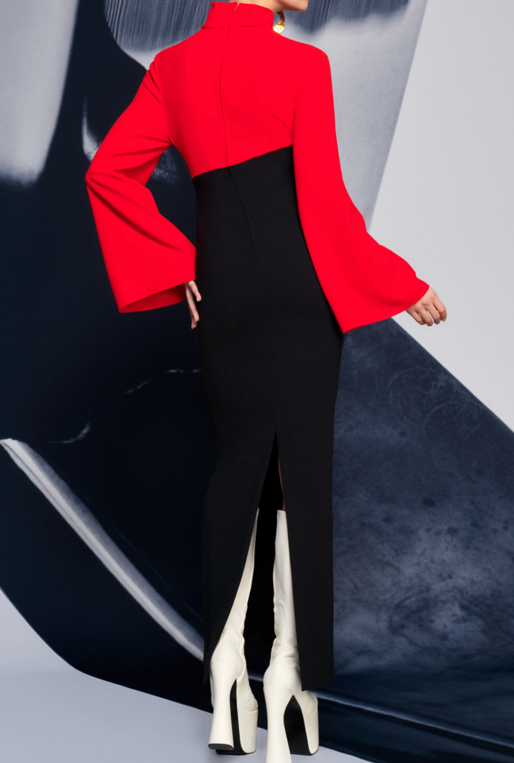 فستان عمودي ثنائي اللون برقبة عالية ومنسدلة – نوار