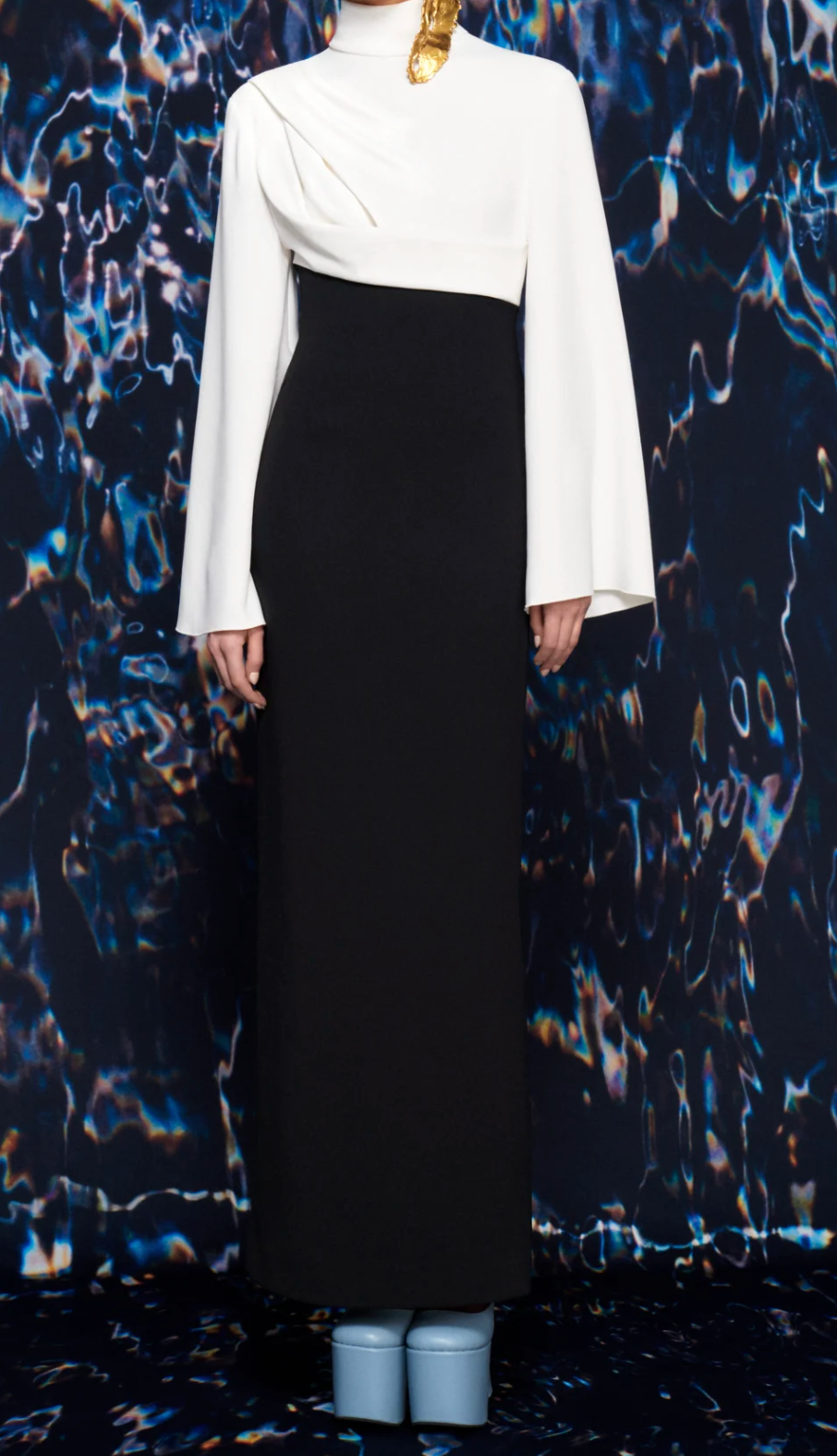 فستان عمودي ثنائي اللون برقبة عالية ومنسدلة – نوار