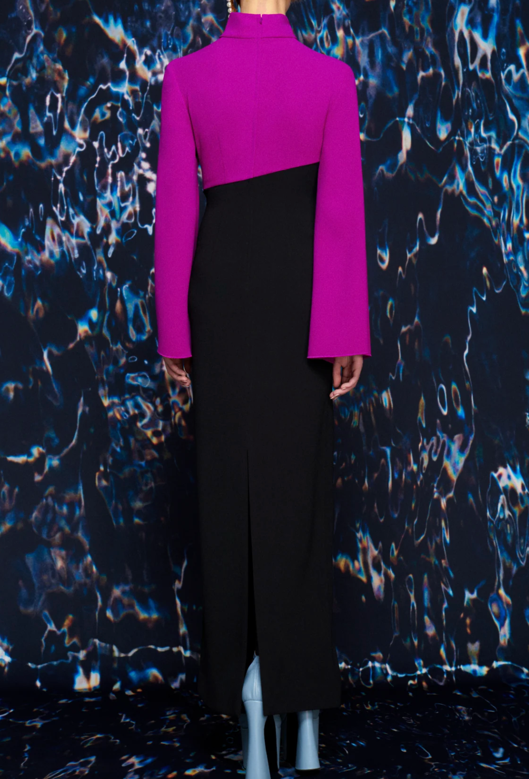 فستان عمودي ثنائي اللون برقبة عالية ومنسدلة – نوار