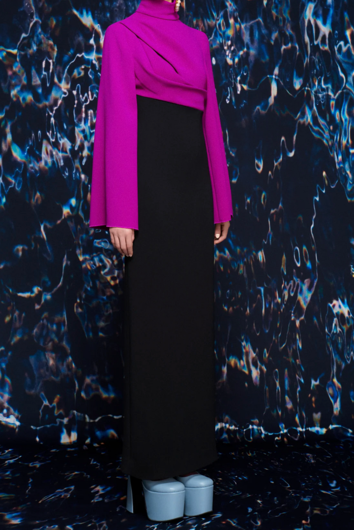 فستان عمودي ثنائي اللون برقبة عالية ومنسدلة – نوار