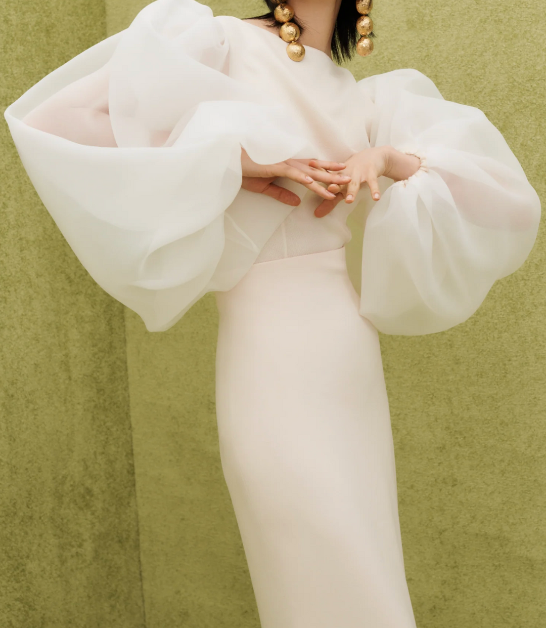 فستان عمودي شفاف بأكمام منفوخة – نويرا