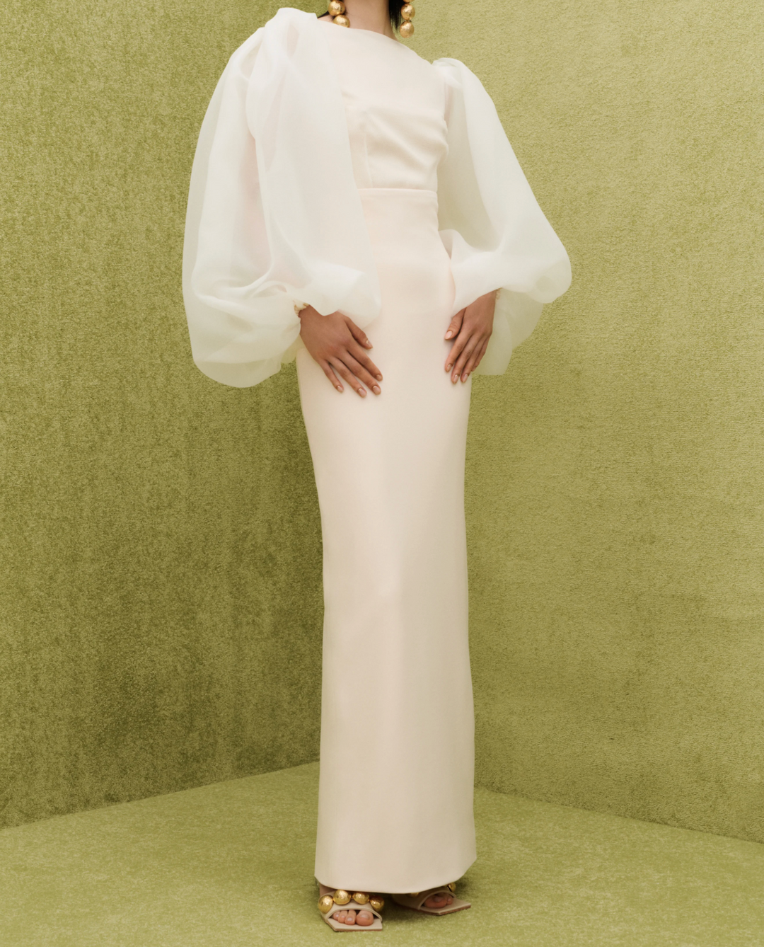 فستان عمودي شفاف بأكمام منفوخة – نويرا