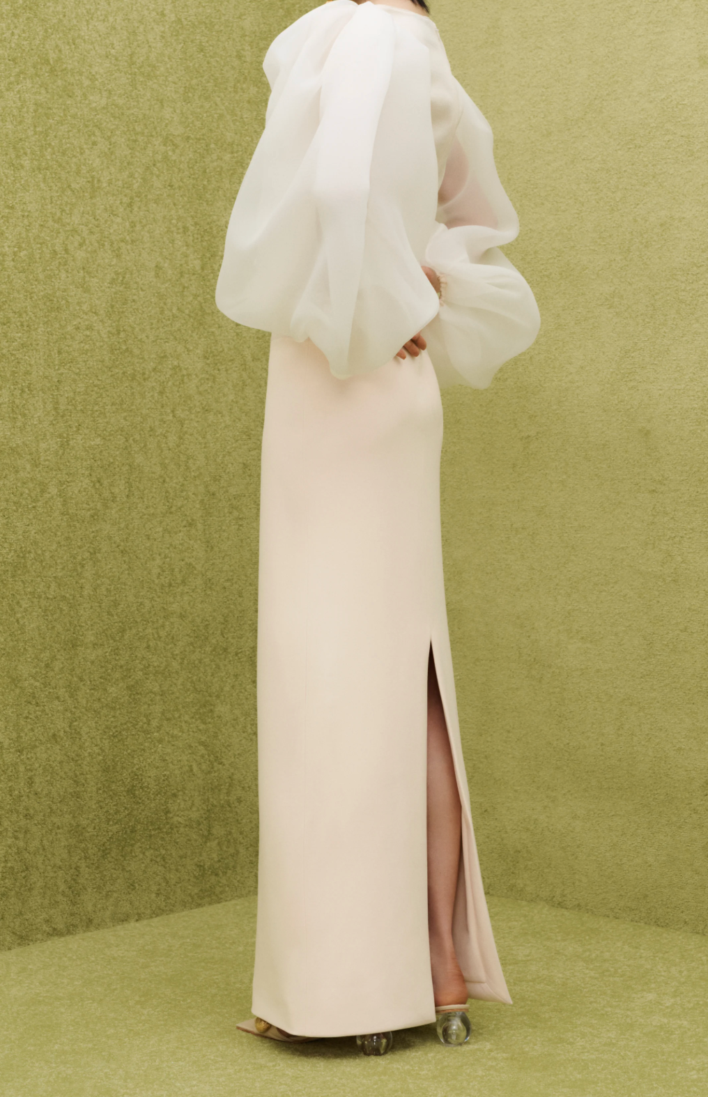 فستان عمودي شفاف بأكمام منفوخة – نويرا