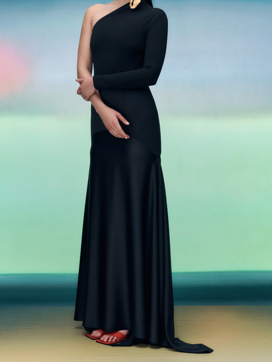 one-shoulder fitted gown with flared hem – NOIRS