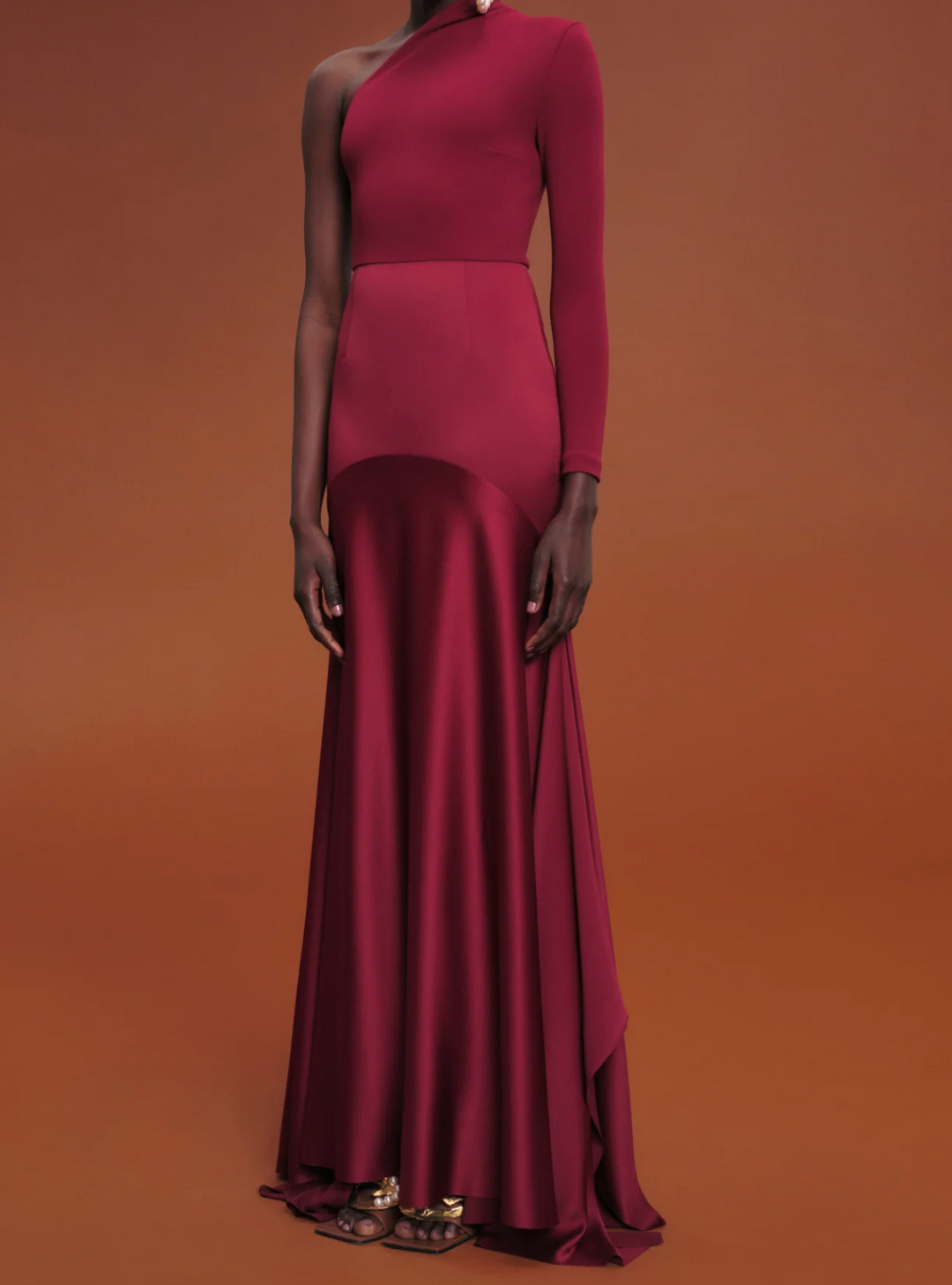 one-shoulder fitted gown with flared hem – NOIRS