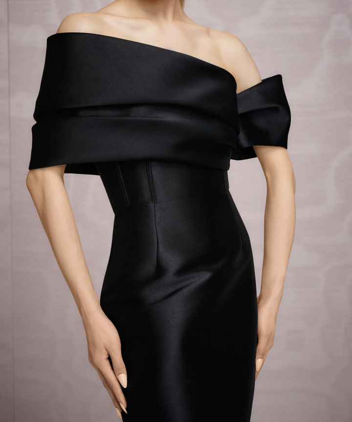 فستان ساتان متوسط ​​الطول مكشوف الكتفين – نوير