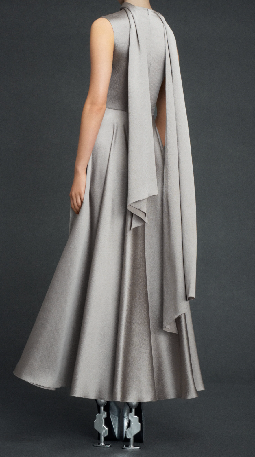 فستان بدون أكمام بياقة منسدلة وتنورة دائرية كاملة - فضي