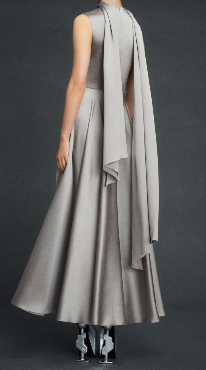 فستان بدون أكمام بياقة منسدلة وتنورة دائرية كاملة - فضي