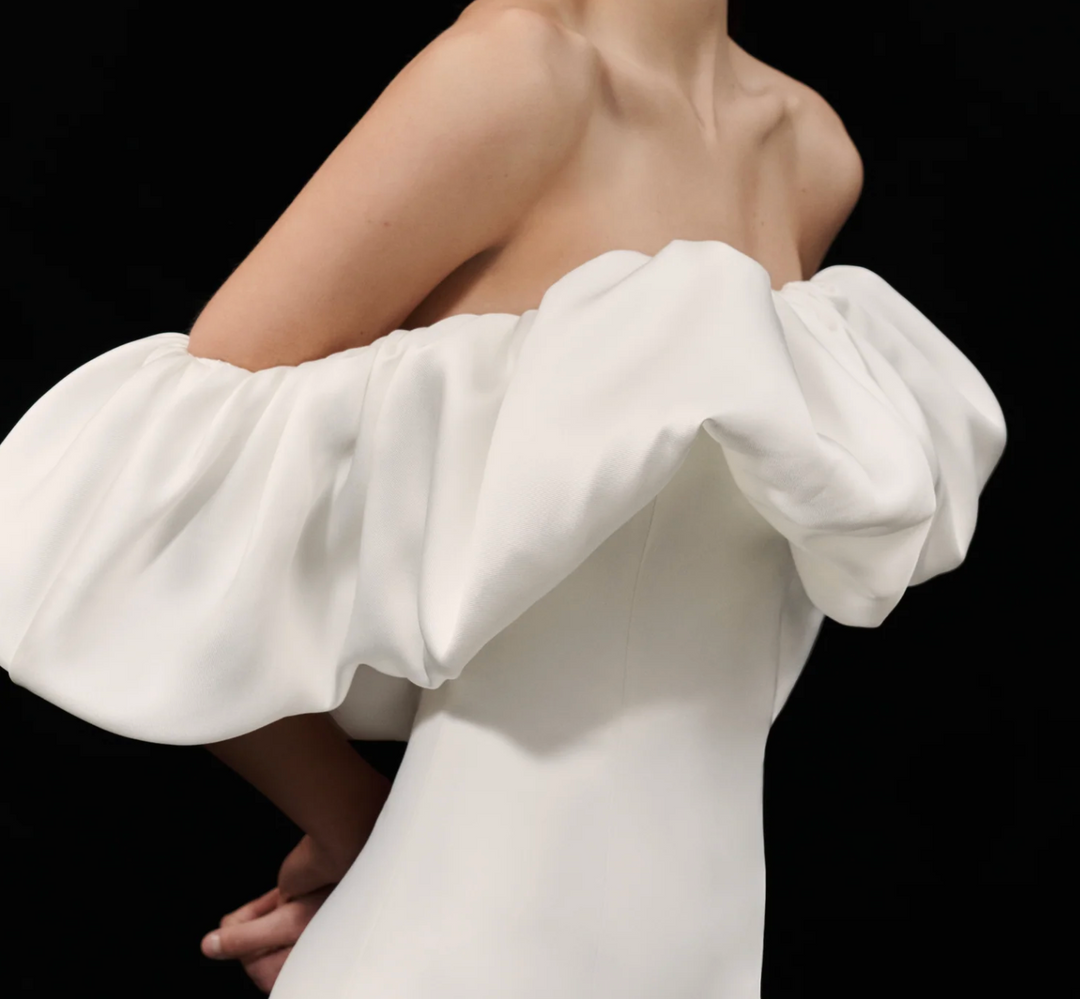 فستان ميدي بدون حمالات مع كشكشة منحوتة ضخمة – نوار