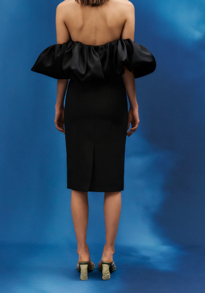 فستان ميدي بدون حمالات مع كشكشة منحوتة ضخمة – نوار