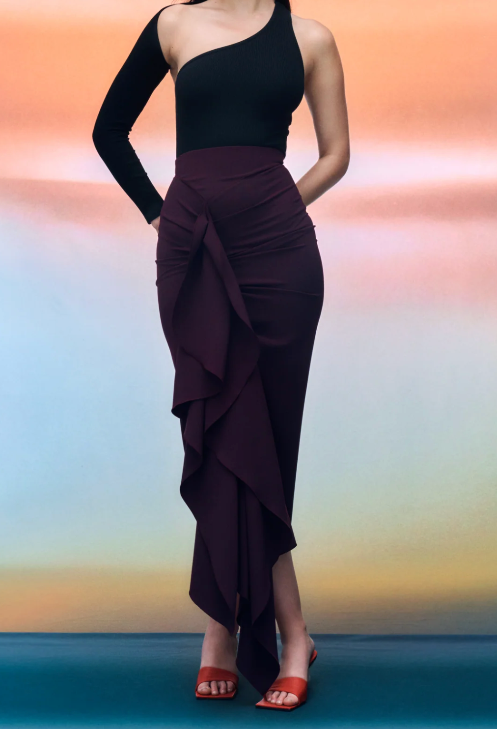 فستان ميدي بأكمام طويلة مع كشكشة متتالية – سولارا