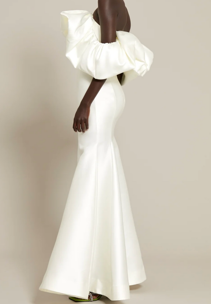 فستان حورية البحر مكشوف الكتفين مع صدّار مكشكش منحوت – نوير