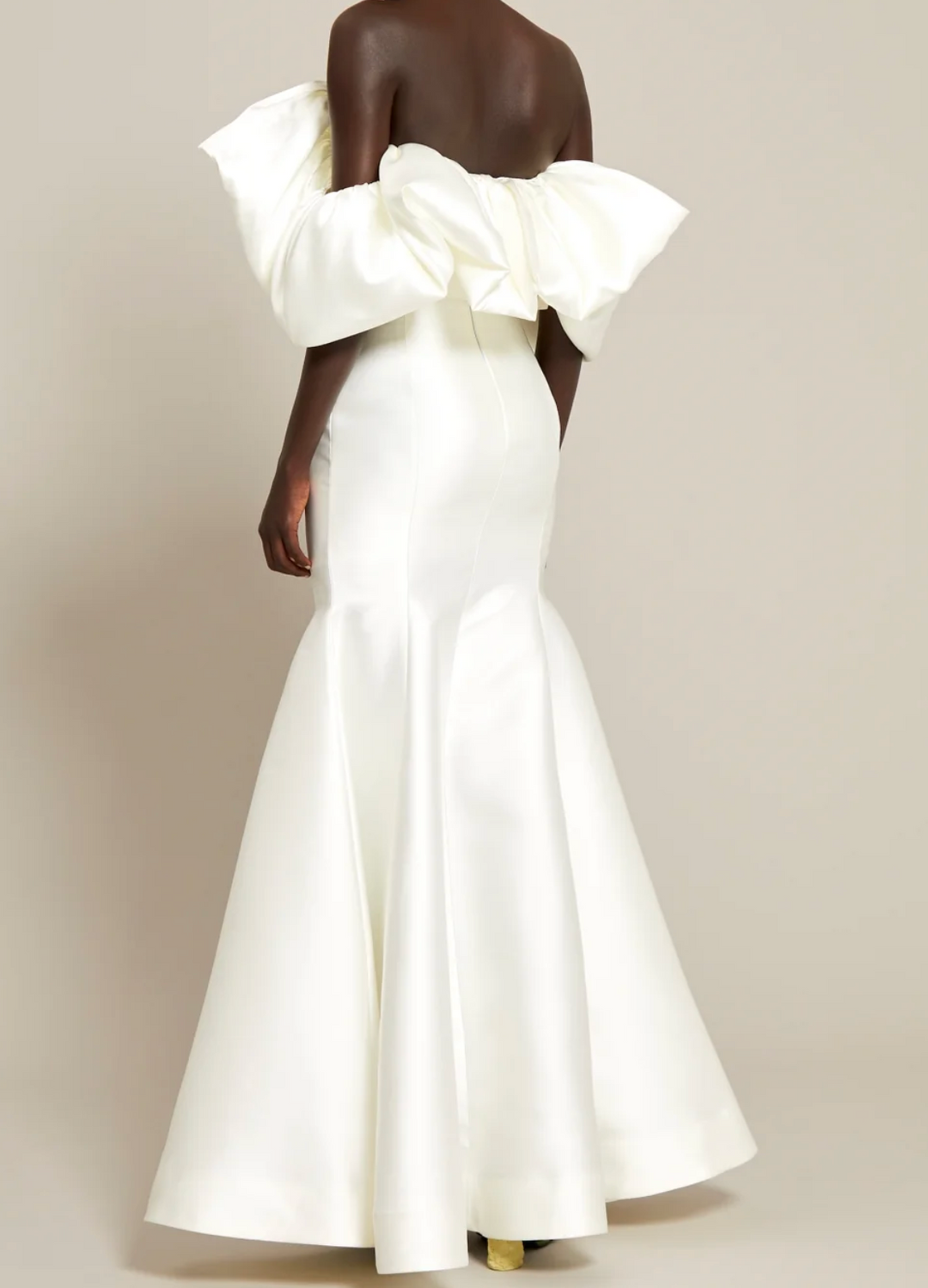 فستان حورية البحر مكشوف الكتفين مع صدّار مكشكش منحوت – نوير