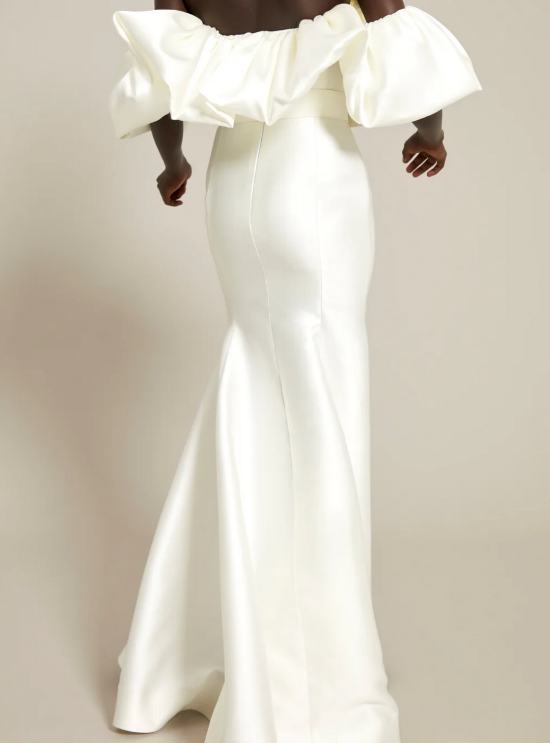 فستان حورية البحر مكشوف الكتفين مع صدّار مكشكش منحوت – نوير