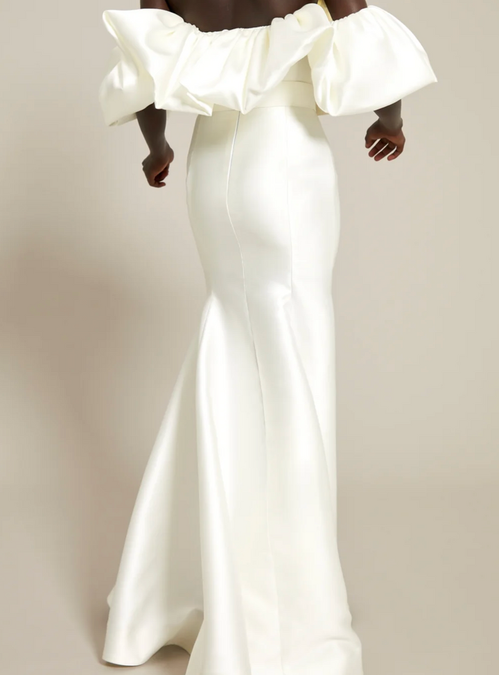 فستان حورية البحر مكشوف الكتفين مع صدّار مكشكش منحوت – نوير