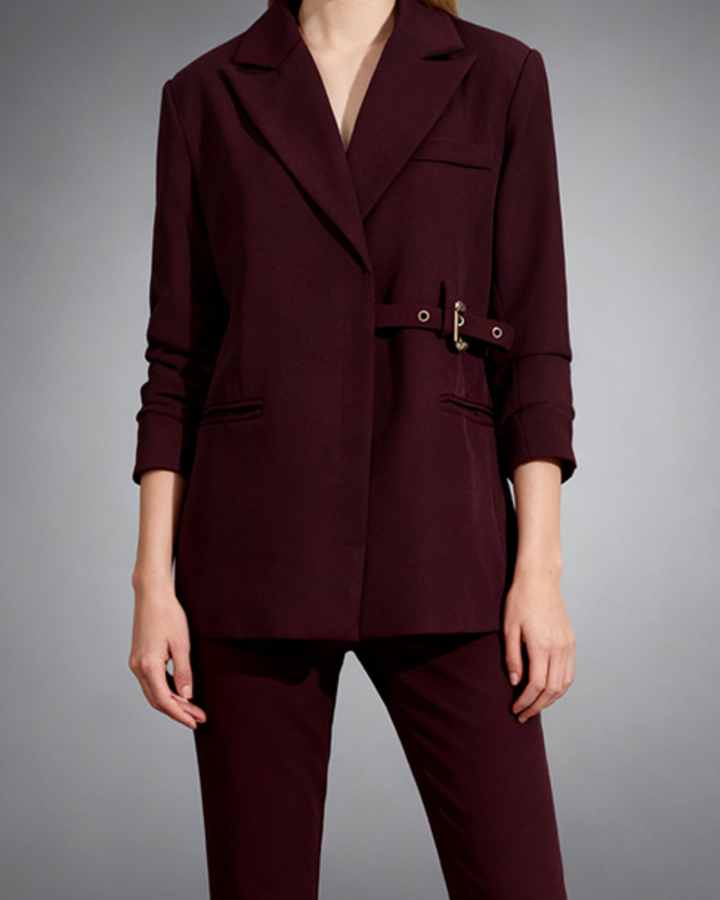 tailored buckle-waist blazer with slim sleeves – MERLOT