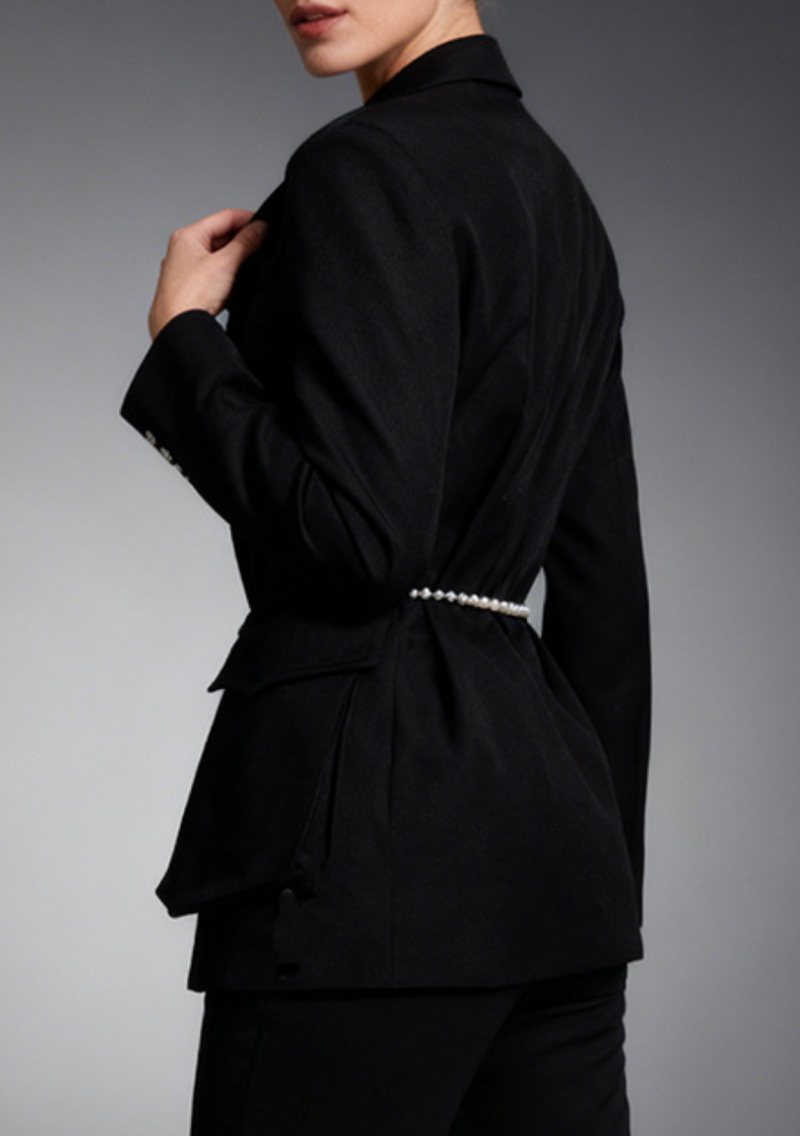 سترة مصممة خصيصًا مع طبقة من فيونكة منظمة – فيونا