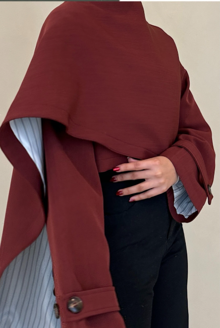 بدلة مصممة خصيصًا بأزرار ذهبية – مارون