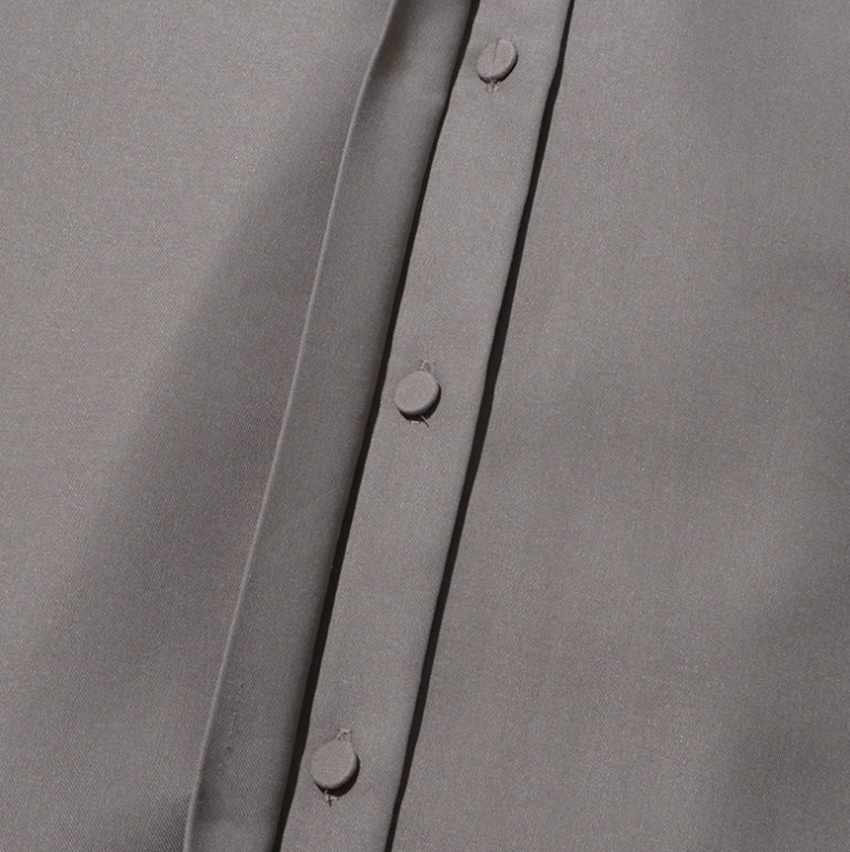 بدلة مصممة خصيصًا بأزرار ذهبية – مارون