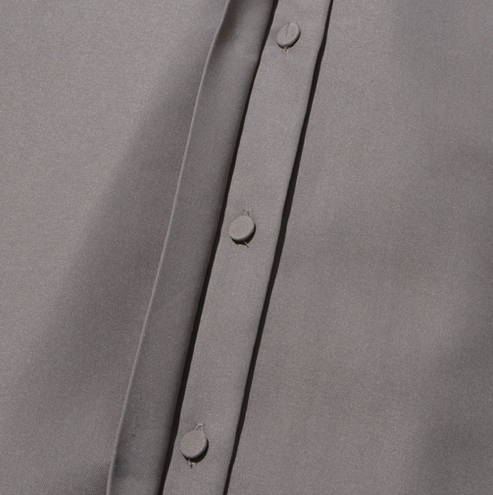 بدلة مصممة خصيصًا بأزرار ذهبية – مارون